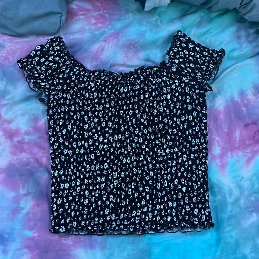 Black flower short sleeve shirt, worn 2 times, and CROP TOP M in kids
